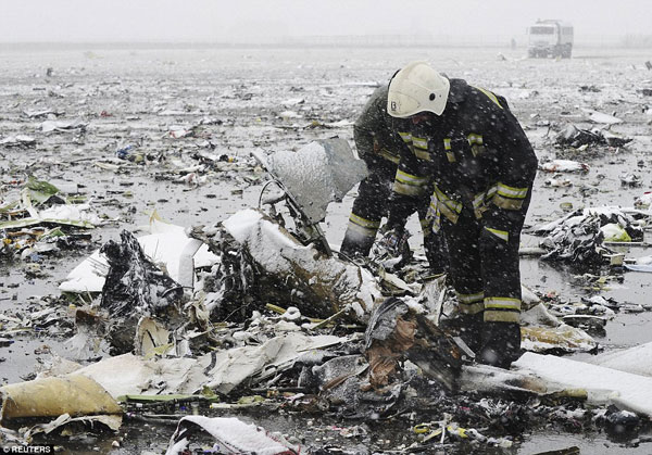 325B8CAB00000578-3499812-Rescuers_from_the_Emergency_Ministry_were_spotted_searching_thro-a-30_1458387622823