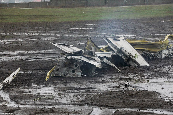 325BCA6C00000578-3499812-The_plane_appears_to_have_disintegrated_after_hitting_the_ground-a-47_1458387622848