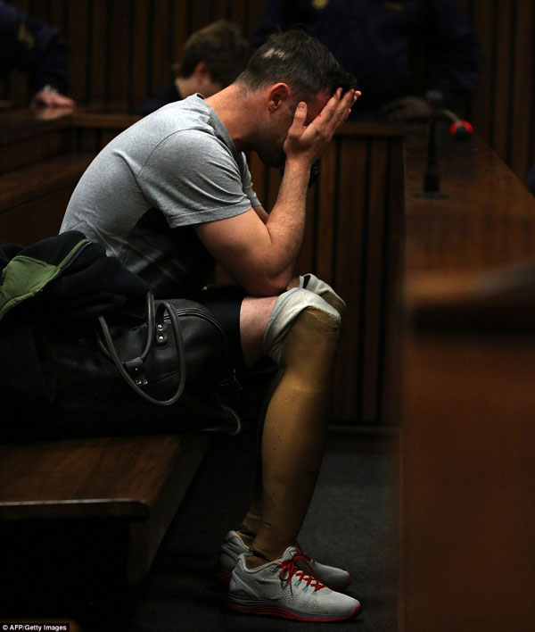 354D787700000578-3642439-Oscar_Pistorius_with_his_prosthetic_legs_visible_in_the_dock_hol-a-60_1465988015186