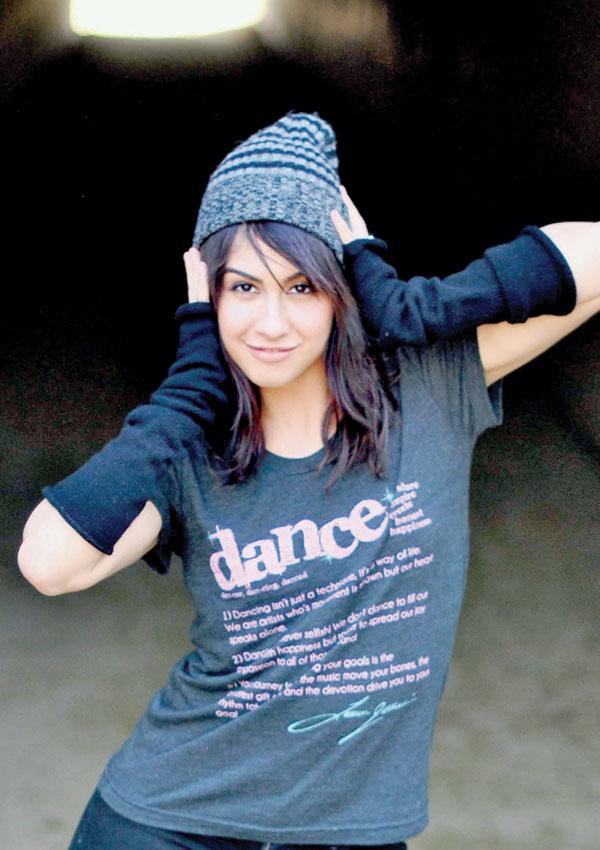 Lauren-Gottlieb-black-t-shirts-modeling-hd-pictures