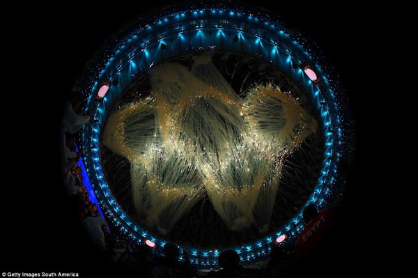 36EC393100000578-3726336-Fireworks_explode_to_form_the_Olympic_rings_as_the_ceremony_drew-a-128_1470450397847