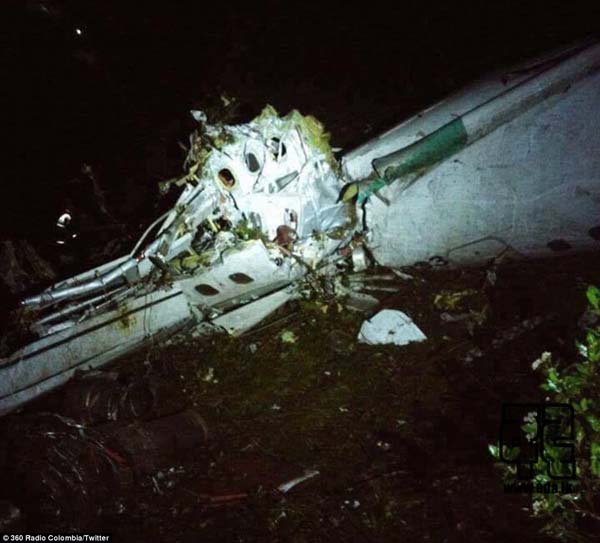 3AD80BEF00000578-3980974-A_plane_carrying_72_passengers_including_a_Brazilian_football_te-a-40_1480408091216