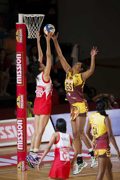 2014-asian-netball-championships-finals-singapore-vs-sri-lanka-11_Chen Li Li and Tharjini Sivalingam