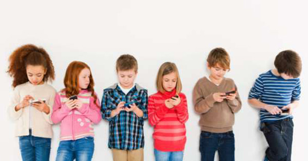 kids-using-cellphones