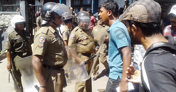 පොලිසියි ඉදිරිපිට ගැටුම 3 (1)