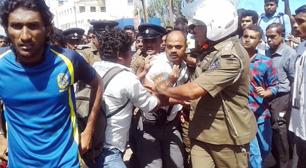 වීඩියෝ කර බව කියන පුද්ගලයා සිසුන්ගෙන් බේරාගෙන පොලිසිය පැමිණෙන අයුරු 3