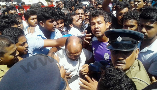 පෙලෙිසියෙන් පැමිණ වීඩියෝ ගත කරා යැයි කියන පුද්ගලයාට පහර දීම 1