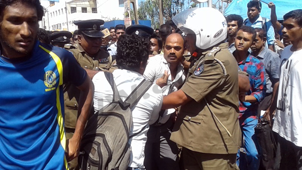 පෙලෙිසියෙන් පැමිණ වීඩියෝ ගත කරා යැයි කියන පුද්ගලයාට පහර දීම 1.jpg6