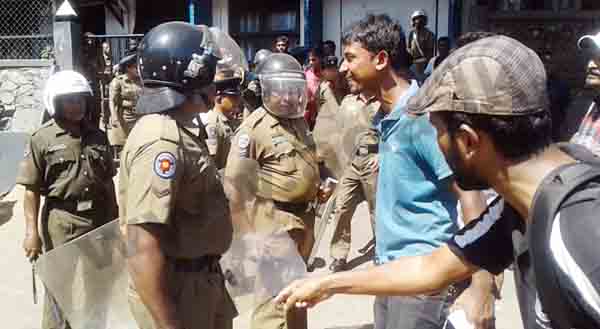 පොලිසිය ඉදිරිපිට සිසුන් හා කැරලි මර්ධන ඒකකය අතර ගැටුම