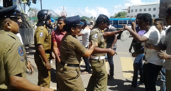 පොලිසිය ඉදිරිපිට සිසුන් හා ාපාලිසිය ගැටෙයි 6 7