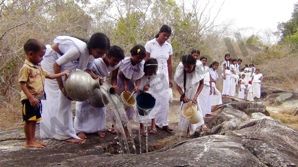 පුලියන්කුලම දහම් පාසල් දරුවන් වන සතුන්ට ජලය ලබා දෙමන්