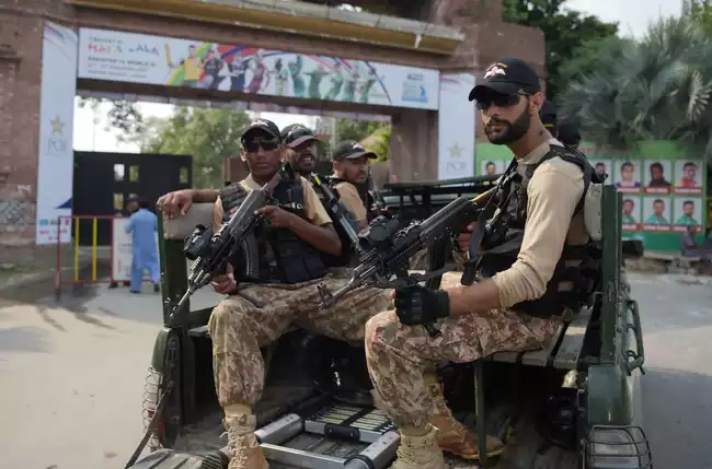 pakistan-soldiers-patrolling-a