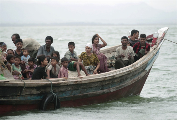 rohingys-escping-in-boats