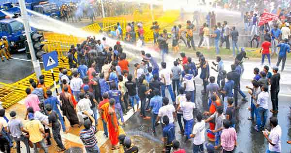 Sri-Lanka-University-Students-Tear-Gas-Attack-Protest