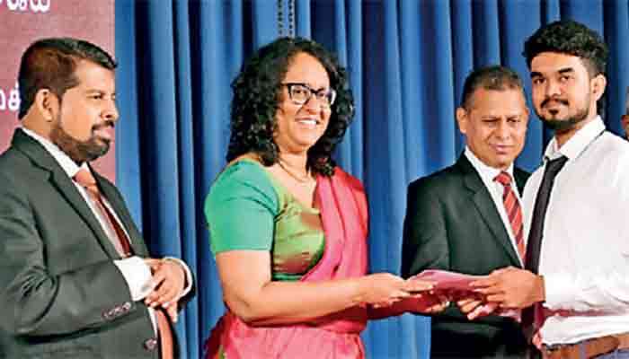 PM calls on new SLAS officers to stand against corruption, irregularities