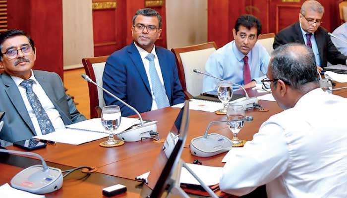 President discusses urgent measures, reviews ME crisis impact on economy