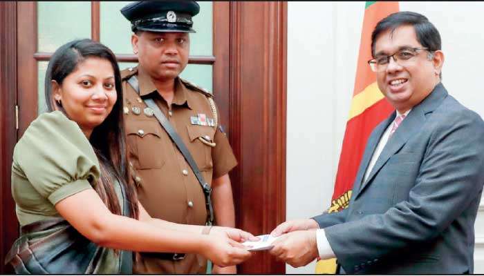 Janandi Sandanika donates Rs. 10 m to ‘Rebuilding Sri Lanka’ Fund