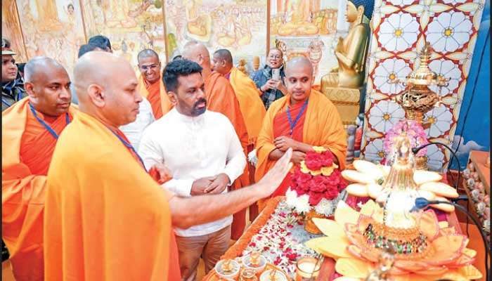 President pays homage at Bodh Gaya