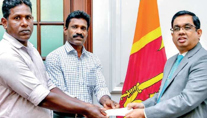 Trinco farmers contribute to ‘Rebuilding Sri Lanka’ Fund