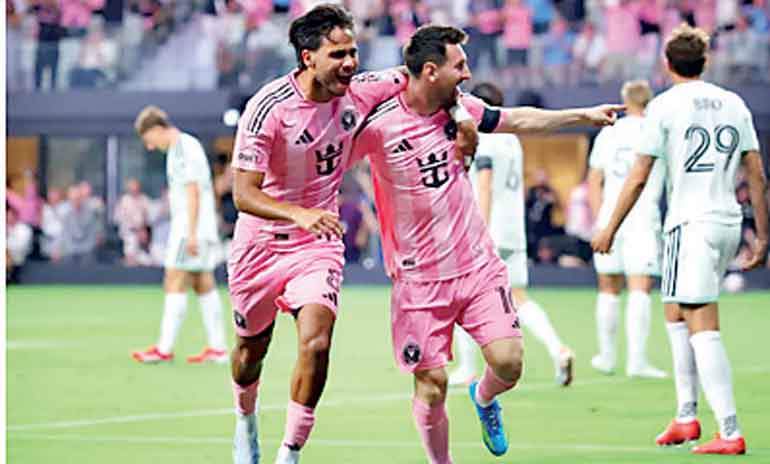 Lionel Messi merayakan gol