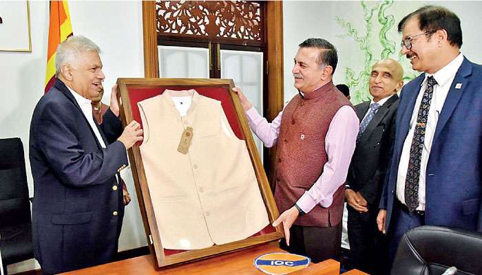 IOC Chairman calls on President; presents sustainably made jacket