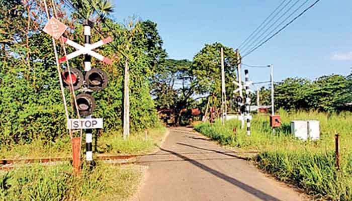 Best low-cost alternative to mitigate accidents at railway crossings