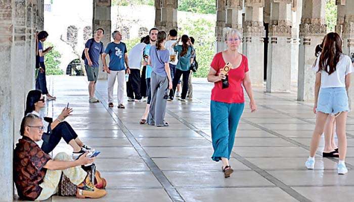 Arrivals top 800,000 mark, but April slowdown clouds outlook