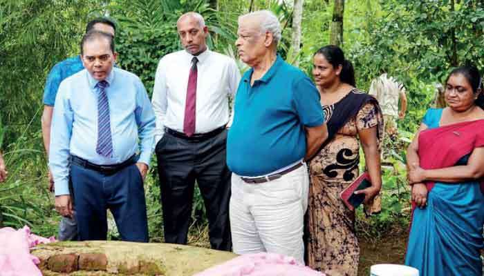 Dr. P. A. Kiriwandeniya observes the progress of ‘Sanasa Forward’ (Sanasa Idiriya) projects in Hambantota