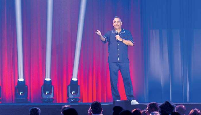 Russell Peters captivates Colombo