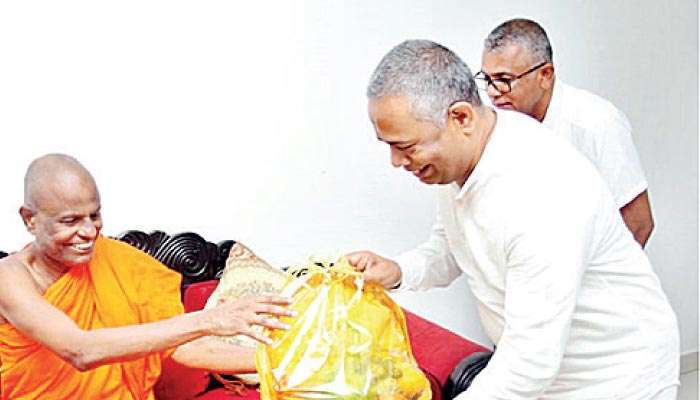 People’s Bank Chairman, CEO/GM call on Most Ven. Atamasthanadhipathi