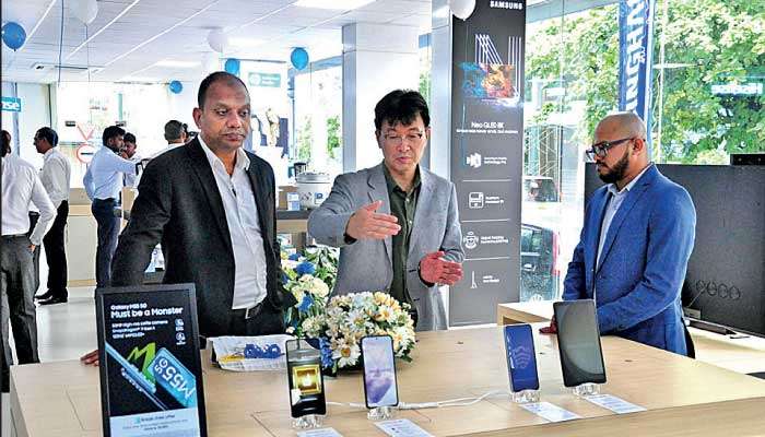 Singhagiri and Samsung launch flagship showroom in dazzling display