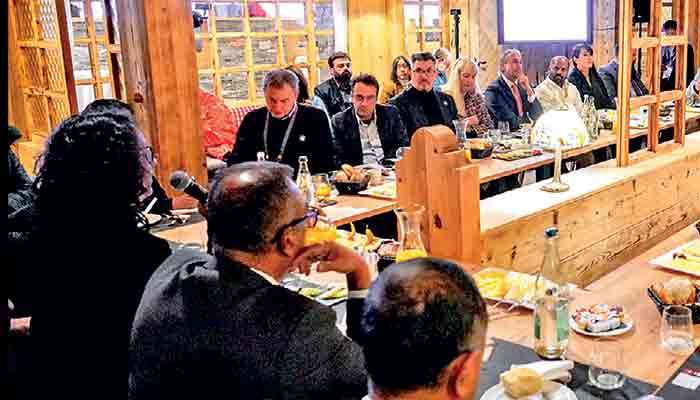 PM meets Swiss, Sri Lankan business leaders in Davos