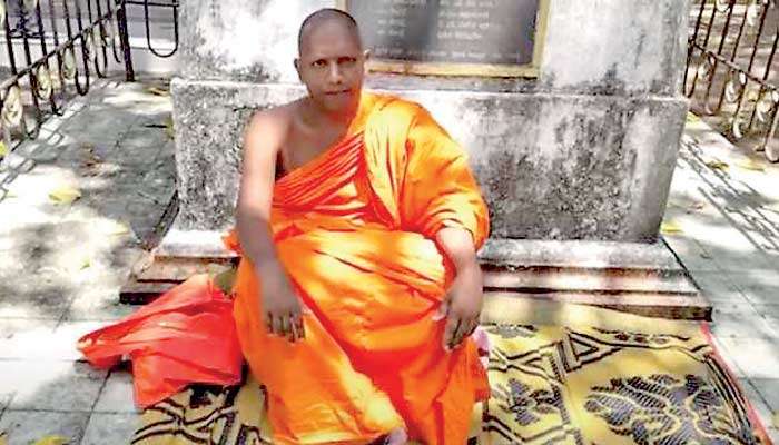 Monk on hunger strike for Mahinda