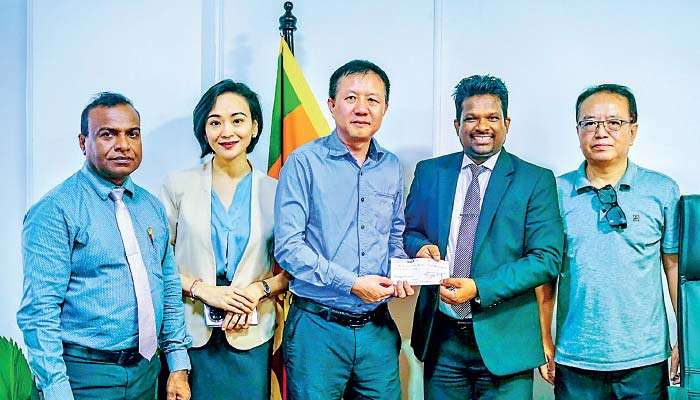 Sri Lanka Overseas Chinese Association donates to cyclone relief