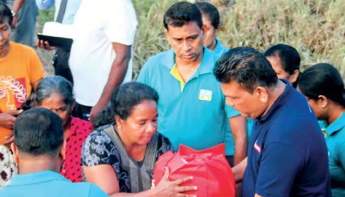 Sri Lanka Insurance supports 1000 families in flood-affected areas