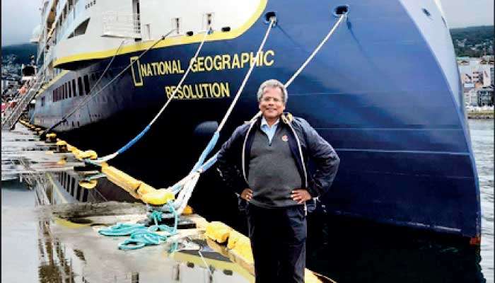 Leading through the Antarctic night:  The boss, the balcony, and the brass ring