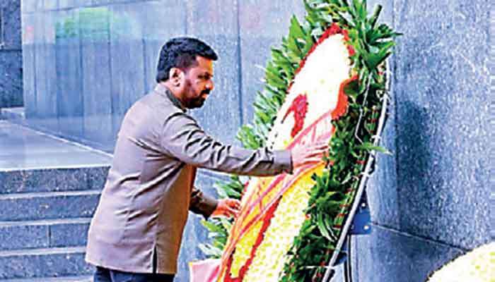 President pays floral tributes  at Ho Chi Minh Mausoleum  and War Heroes’ monument