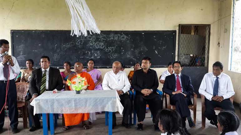 High-Commissioner,-Former-Minister-Tissa-Vitharana-with-children