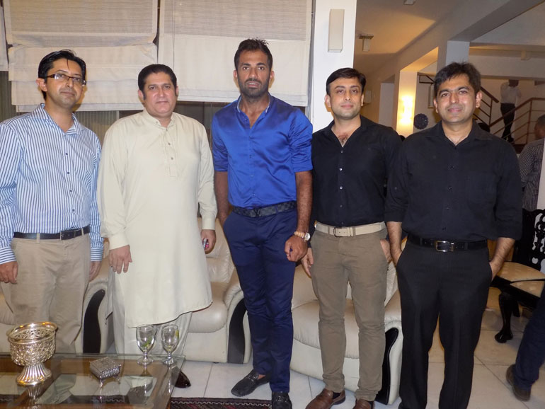 Officers-of-Pakistan-High-Commission-with-Wahab-Riaz