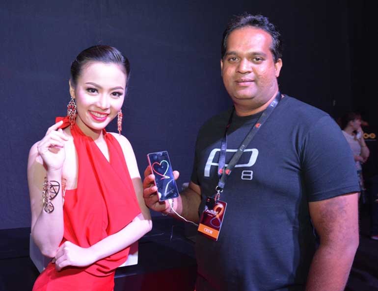 Stanley-Mascarenhas-with-the-Huawei-P8-at-the-last-months-launch-in-Bangkok-Thailand