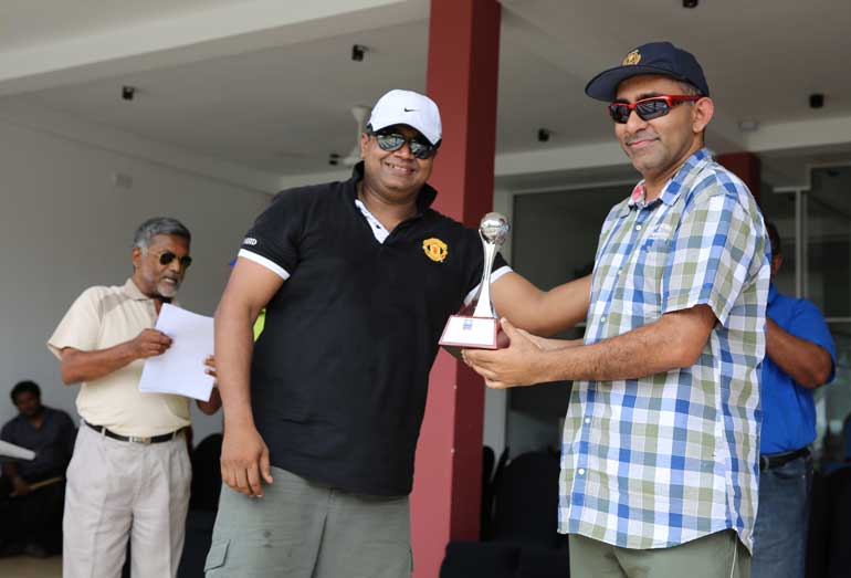 1st-Runner-up-receiving--award-from-Chairman,-TMC-Colombo,-while-rally-adjudicator-makes-announcements