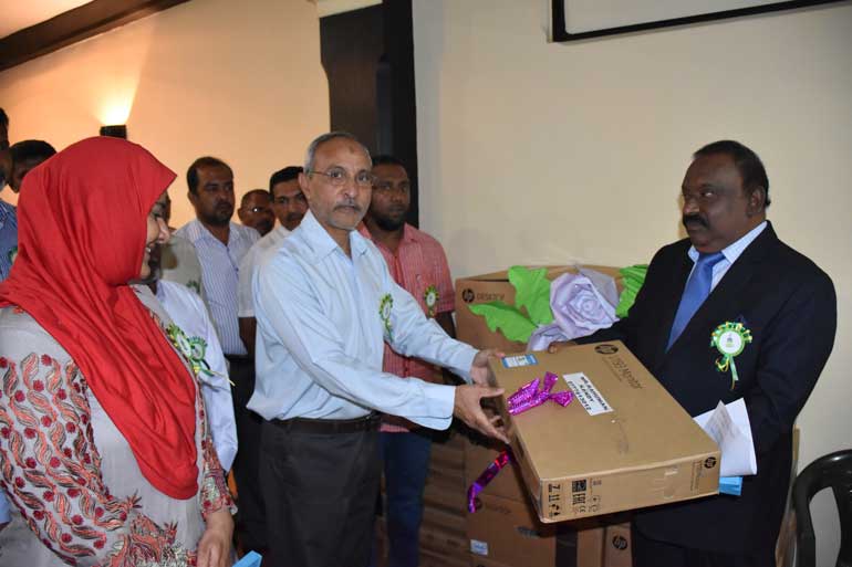 High-Commissioner-of-Pakistan-handing-over-the-Computers-and-related-equipment-to-Jinnah-Hall