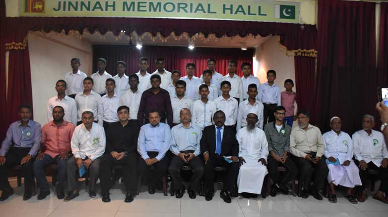 High-Commissioner-of-Pakistan-with-students-of-Computer-Centre-and-management-of-Jinnah-Hall