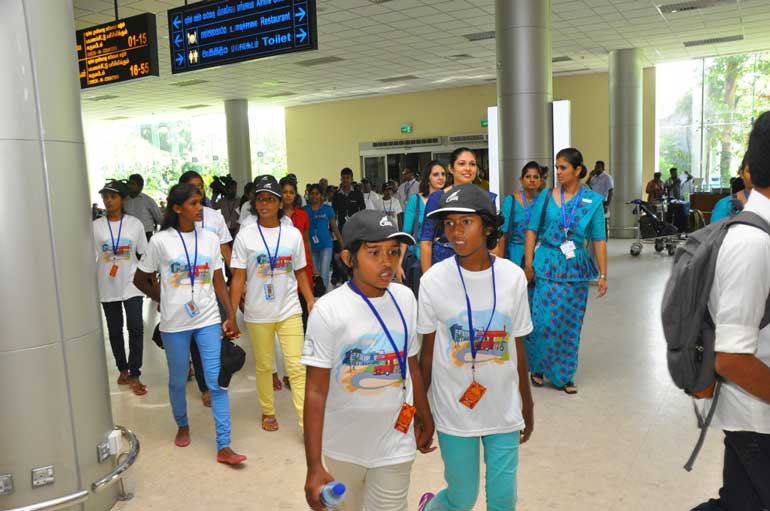 Children-inside-the-airport