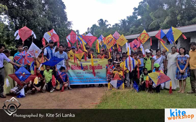 Participants-and-organisers-at-the-pre-festival-kite-workshop