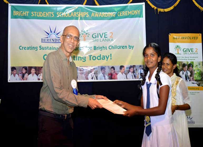 Berendina-Group-Chairman-Dulan-De-Silva-handing-over-scholarships