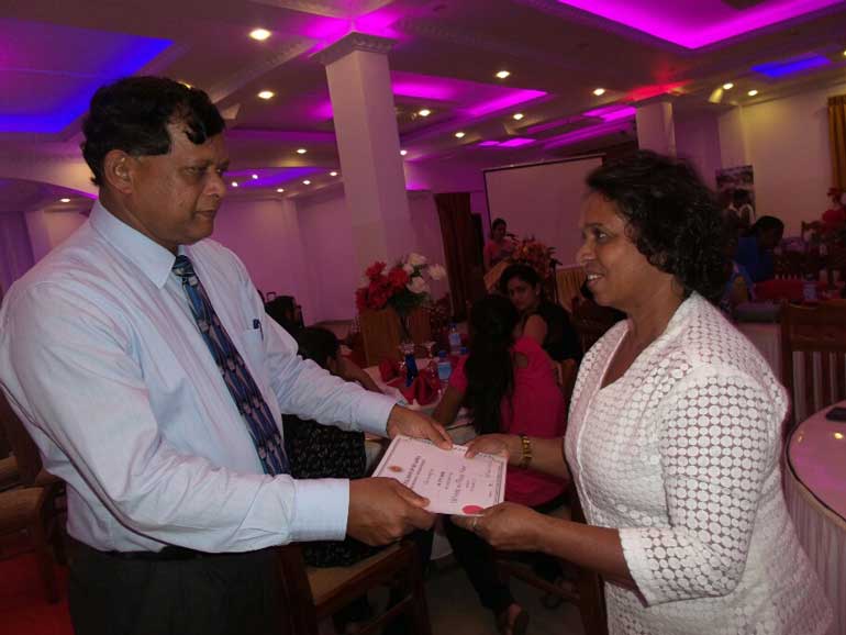 CBSL'-s-Upali-Hettiarachchi-presents-a-certificate_resized_1