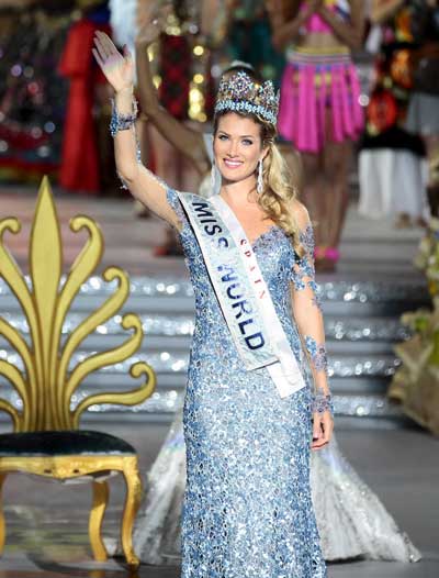 Miss Spain Mireia Lalaguna Royo waves after crowning the Miss World 2015 beautiful pageant in Sanya