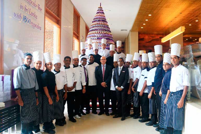 Cinnamon-Lakeside-General-Manage-Dermot-Gale-with-the-chefs-who-put-together-the-tallest-cupcake-tree-in-the-country