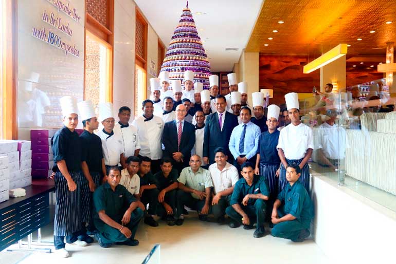 Cinnamon-Lakeside-General-Manager-with-the-teams-responsible-for-the-tallest-cupcake-tree-in-Sri-Lanka